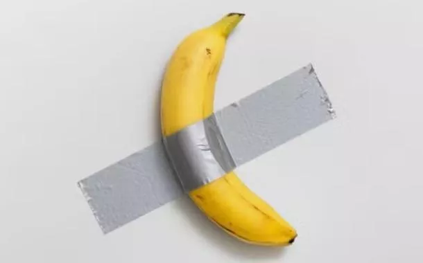 Banana colada com fita adesiva é vendida por R$ 35 milhões em leilão de arte