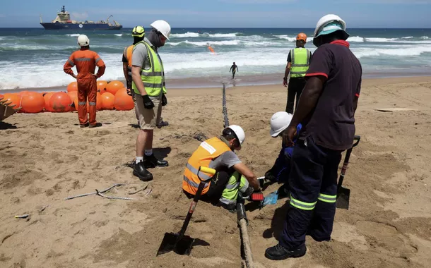 Trabalhadores instalam o cabo submarino 2Africa na praia de Amanzimtoti, África do Sul, 7 de fevereiro de 2023