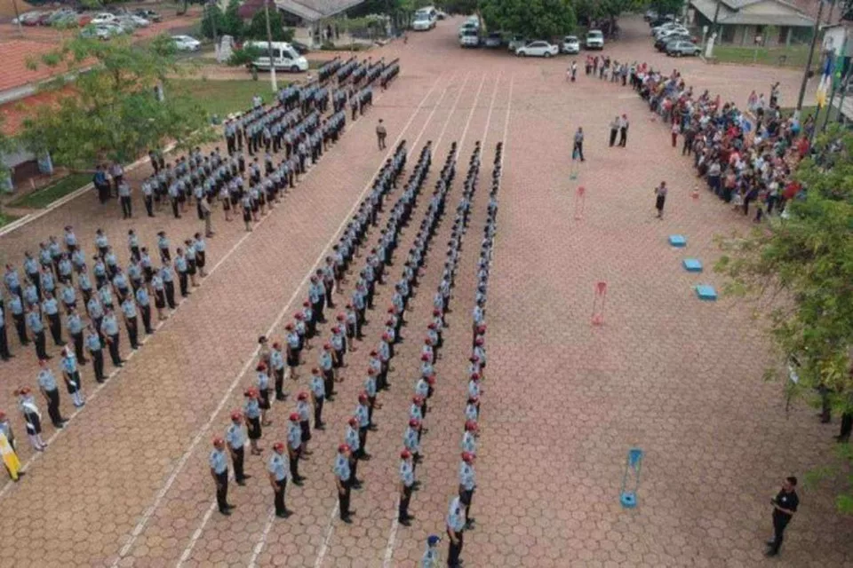 Governador do Tocantins afasta diretor de escola militar após alunos cantarem hino de apologia à violência