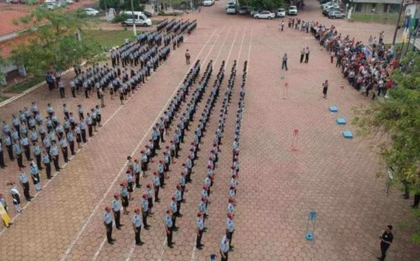 Governador do Tocantins afasta diretor de escola militar após alunos cantarem hino de apologia à violência