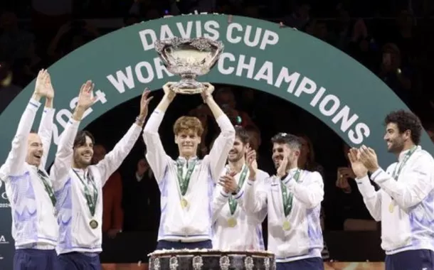 Jannik Sinner levanta o troféu da Davis