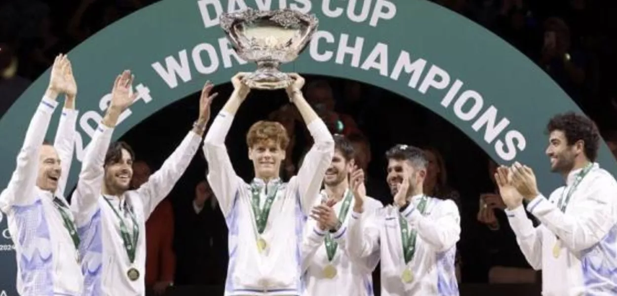Jannik Sinner levanta o troféu da Davis