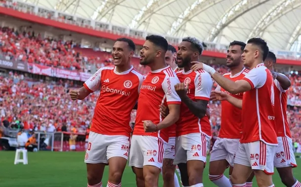 Internacional goleia Bragantino, sobe para 3º lugar e mantém vivo o sonho do título