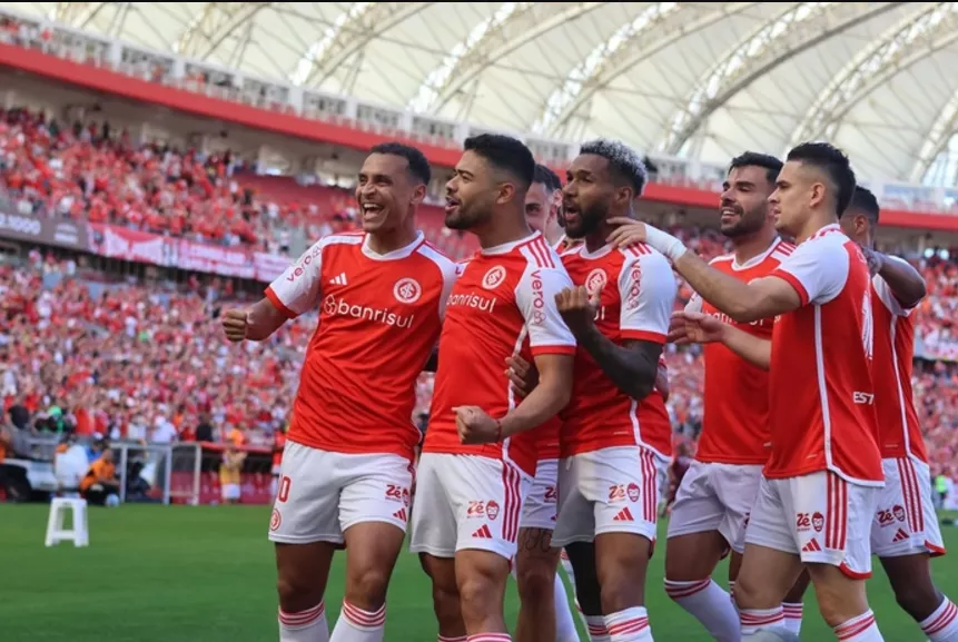 Internacional goleia Bragantino, sobe para 3º lugar e mantém vivo o sonho do título