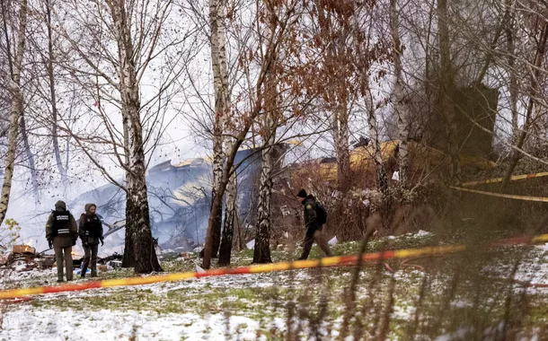 Equipes de resgate trabalham perto dos destroços do avião de carga DHL no local do acidente perto do Aeroporto Internacional de Vilnius, Lituânia, 25 de novembro de 2024
