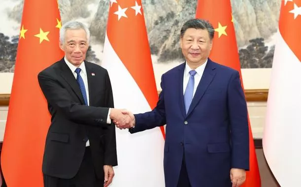 Xi se reúne com Lee Hsien Loong, pedindo aumento da cooperação China-Cingapura