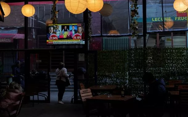 TV em restaurante em Bucareste mostra notícias sobre a eleição presidencial
25/11/2024