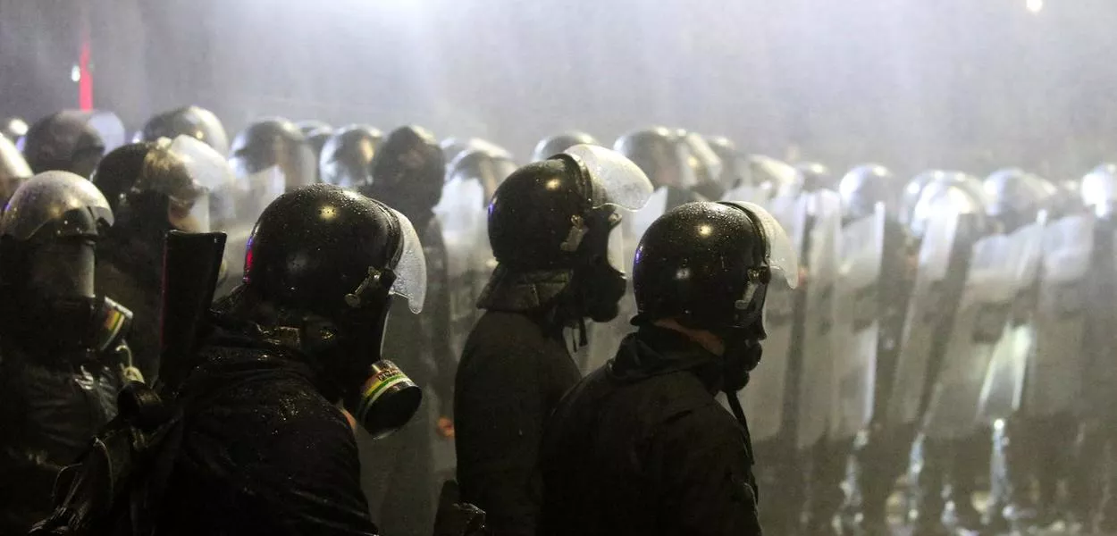 Policiais de choque atuam enquanto apoiadores da oposição da Geórgia participam de manifestação em frente ao prédio do Parlamento em Tbilisi, Geórgia - 29/11/2024