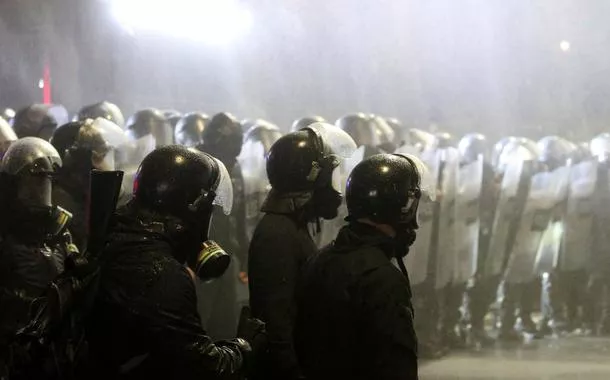 Protestos violentos tomam a capital da Geórgia, enquanto Rússia fala em revolução colorida