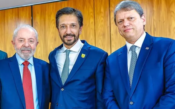 O presidente Lula ao lado do prefeito Ricardo Nunes e do governador Tarcísio de Freitas: pacto federativo em prol da população
