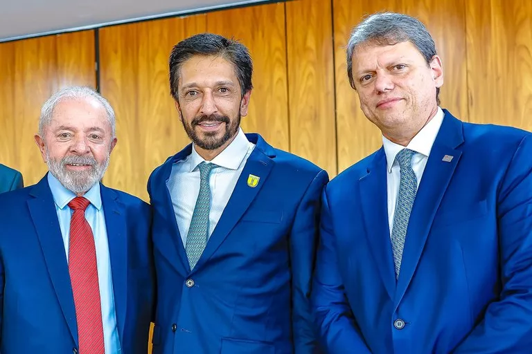 O presidente Lula ao lado do prefeito Ricardo Nunes e do governador Tarcísio de Freitas: pacto federativo em prol da população