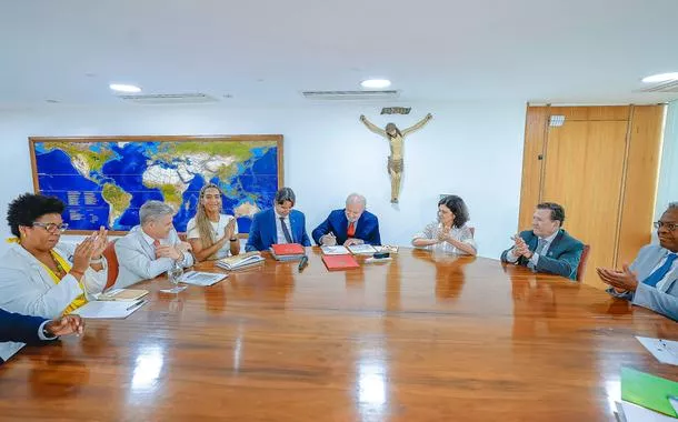 Lula com outras lideranças em Brasília