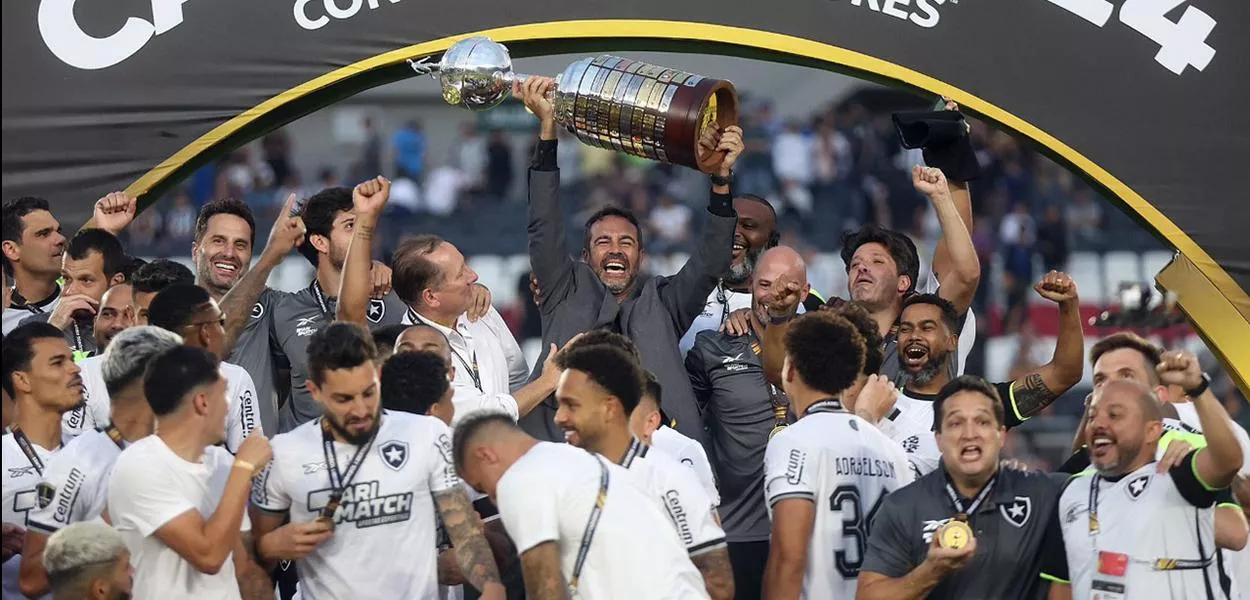 Técnico Artur Jorge levantando a taça de campeão da Copa Libertadores