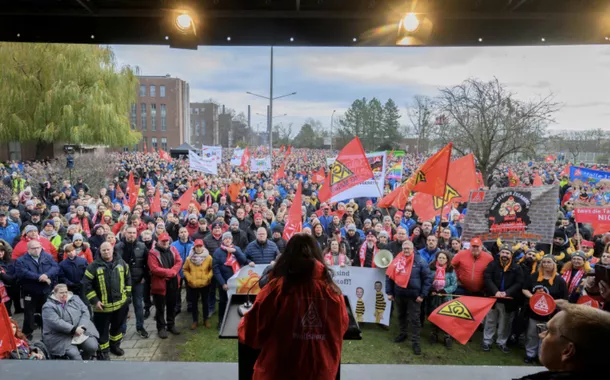 Daniela Cavallo, presidente do conselho de trabalhadores geral e de grupo da Volkswagen AG, fala a vários milhares de trabalhadores da maior montadora de automóveis da Europa, Volkswagen AG, durante protestos contra aumento de salários na principal fábrica da VW em Wolfsburg, Alemanha, 2 de dezembro, 2024