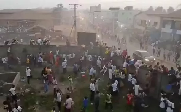 Pessoas se aglomeram em Nzerekore após confrontos em partida de futebol, Guiné 1/12/2024  