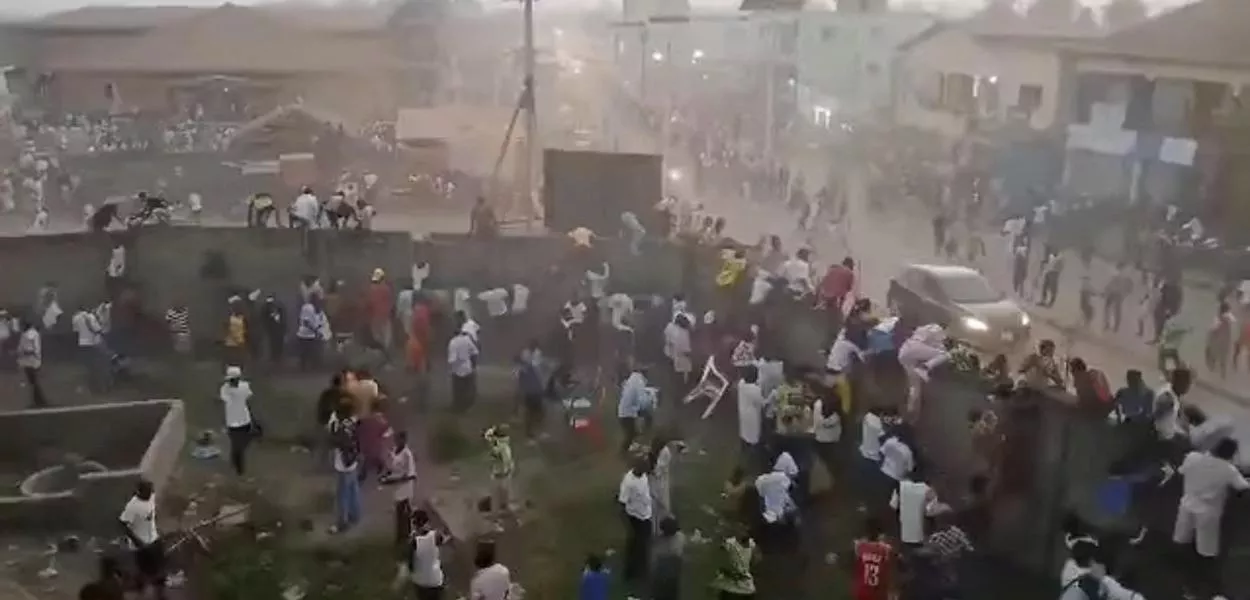Pessoas se aglomeram em Nzerekore após confrontos em partida de futebol, Guiné 1/12/2024  