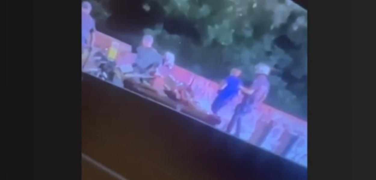 Policiais são flagrados jogando homem de ponte em São Paulo (imagens fortes)