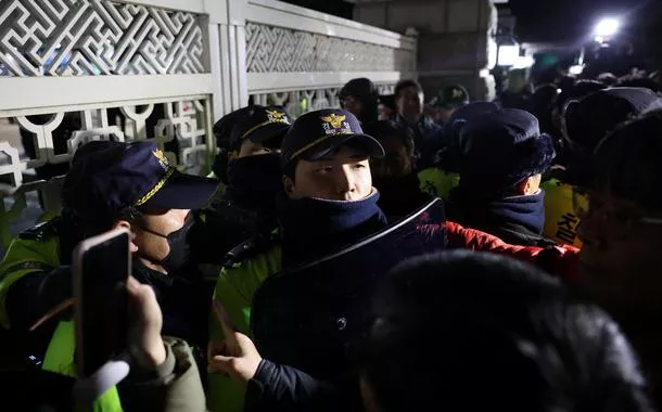 Policiais se posicionam diante da Assembleia Nacional da Coreia do Sul
04/12/2024
