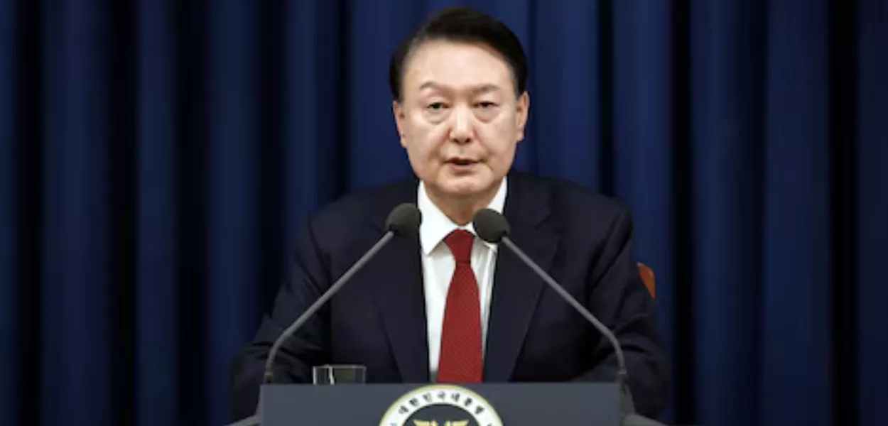 O presidente sul-coreano Yoon Suk Yeol faz um discurso para declarar a lei marcial em Seul, Coreia do Sul, em 3 de dezembro de 2024