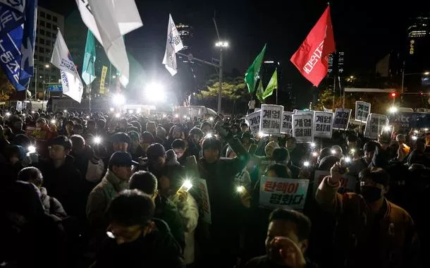 Manifestantes protestam do lado de fora do Parlamento em Seul, Coreia do Sul
04/12/2024