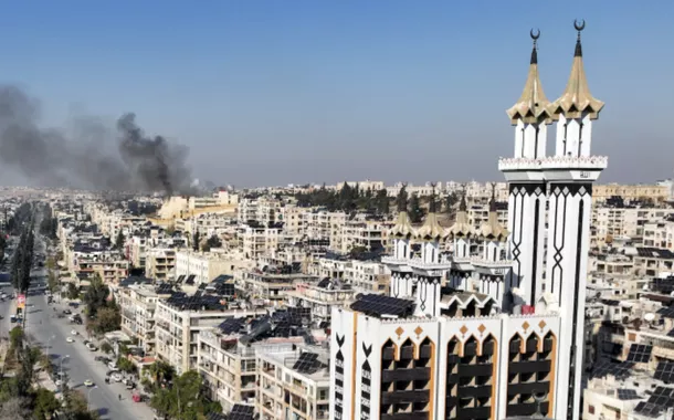 Fumaça perto de edifícios residenciais em uma foto tirada por um drone em Aleppo, Síria