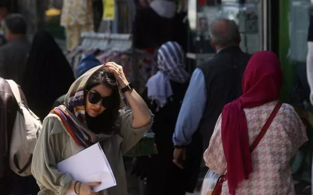 Mulher iraniana caminha numa rua em meio à implementação da nova vigilância do hijab em Teerã, Irã, 15 de abril de 2023