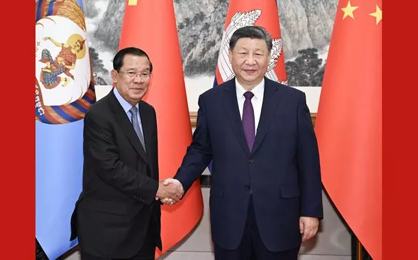 Xi Jinping conversa com presidente do Senado do Camboja, Hun Sen