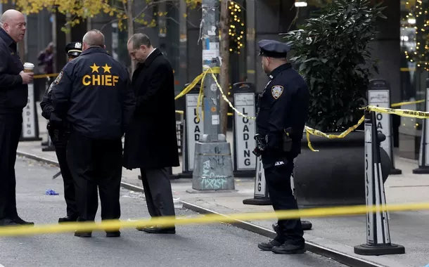 Executivo de empresa farmacêutica dos EUA é assassinado a tiros em Nova York