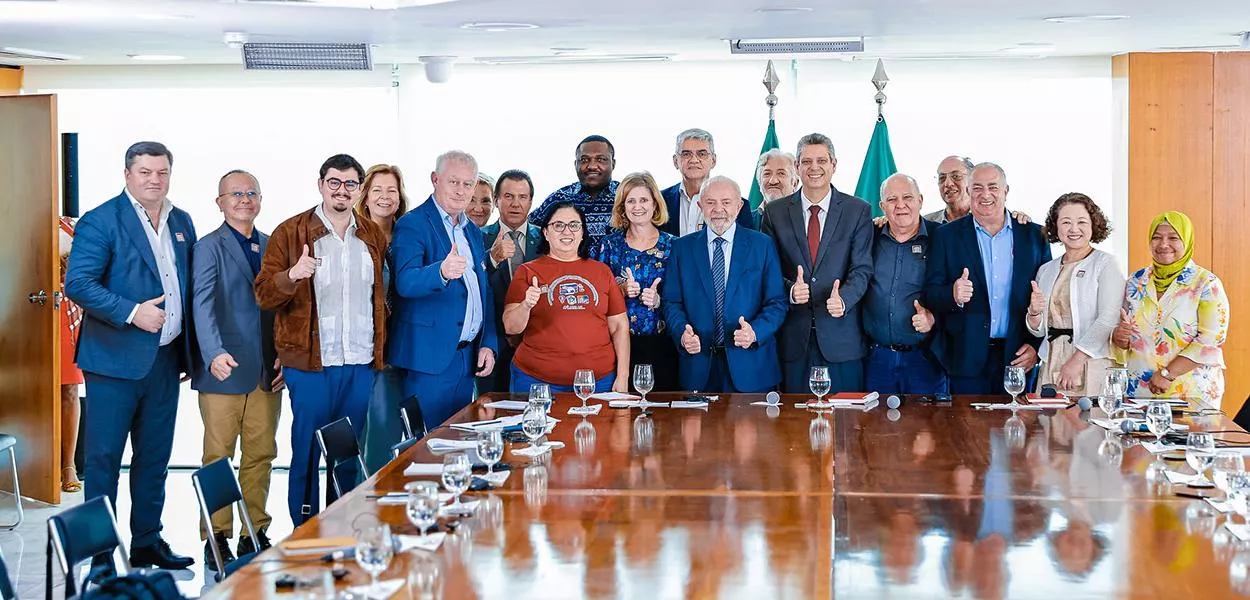 Lula com outras lideranças em Brasília