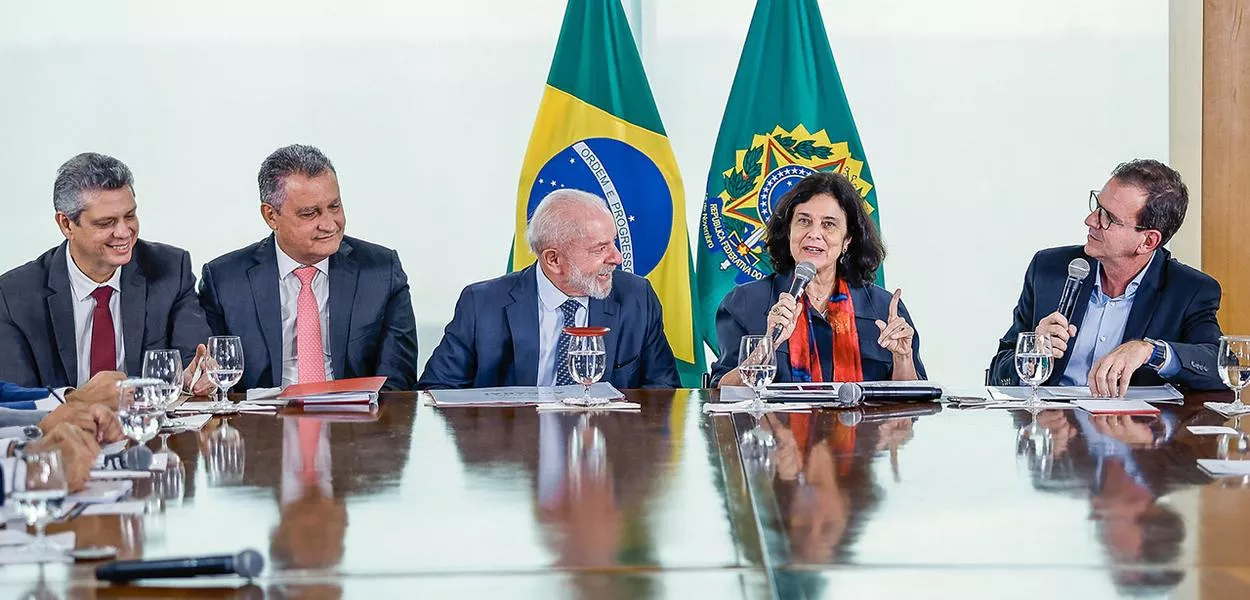 Lula com outras lideranças em Brasília