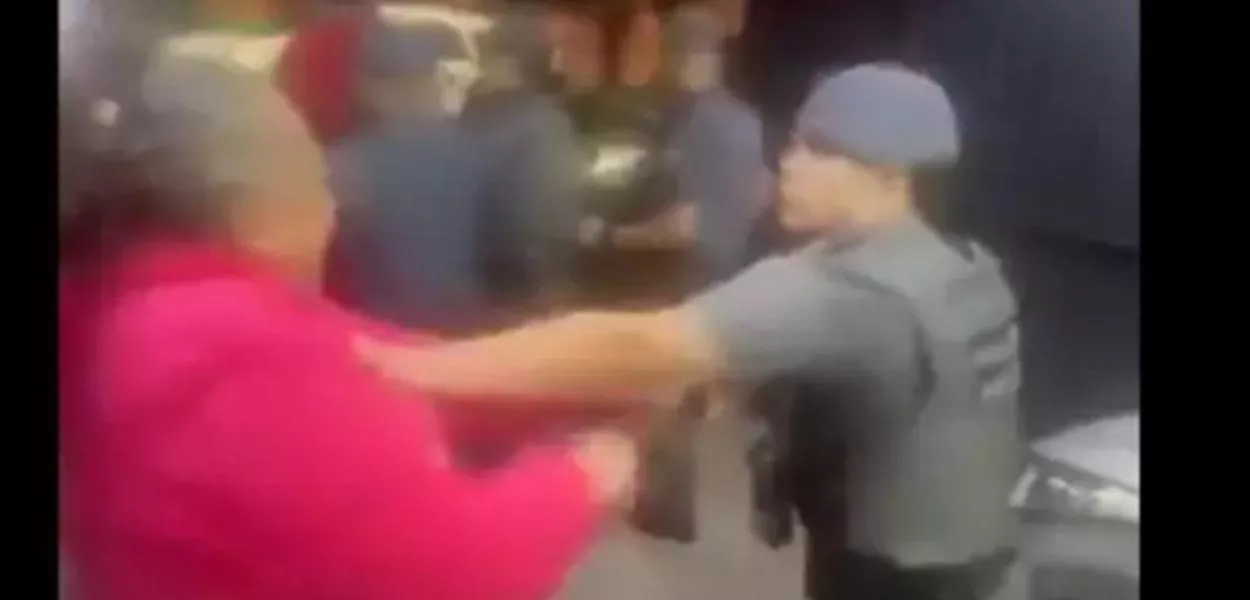 PM de SP invade casa de idosa e a deixa sangrando após espancamento (imagens fortes)