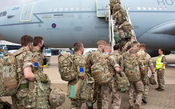 Ministro alerta: Exército britânico poderia ser dizimado em seis meses em grande conflito