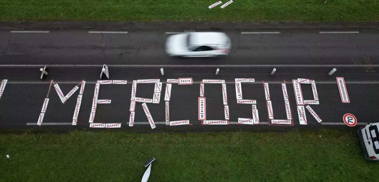 Protesto de agricultores franceses contra acordo comercial entre Mercosul e UE perto de Angouleme, na França