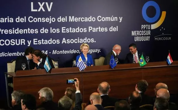 Presidente da Argentina, Javier Milei; presidente do Uruguai, Luis Lacalle Pou; presidente da Comissão Europeia, Ursula von der Leyen; presidente Luiz Inacio Lula da Silva; e presidente do Paraguai, Santiago Pena, em cúpula do Mercosul em Montevidéu
06/12/2024