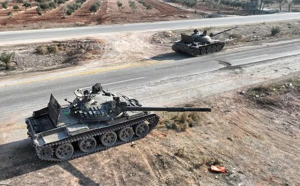 Tanques resistem após rebeldes liderados pelo HTS tentarem capitalizar a rápida tomada de Aleppo, no norte, e de Hama, no centro-oeste da Síria, avançando para Homs 
06/12/2024
