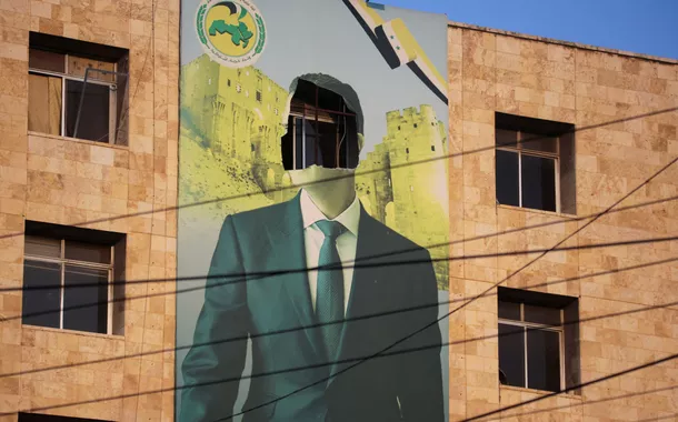 Retrato de Assad danificado após a queda do regime