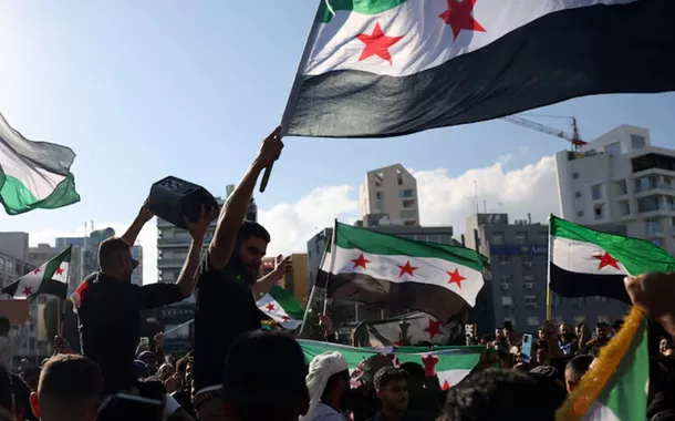 Sírios tentam retomar “vida normal” em meio a bombardeios israelenses após a queda de Bashar al-Assad