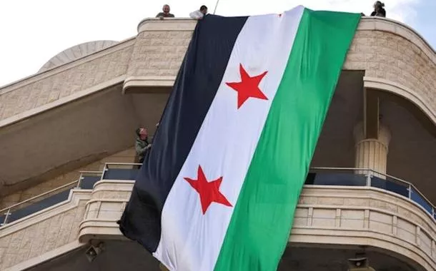 Bandeira da oposição síria em aldeia nas Colinas de Golã ocupadas por Israel