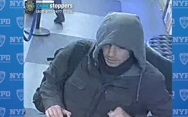 Imagem divulgada pela Polícia de Nova York mostra o indivíduo procurado em conexão com o assassinato de CEO da UnitedHealthcare
05/12/2024