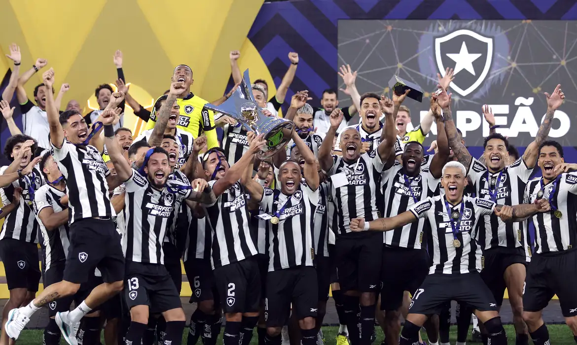 Botafogo levanta a taça do Brasileirão 2024