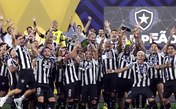 Botafogo quebra jejum de 29 anos e levanta a taça do Brasileirão