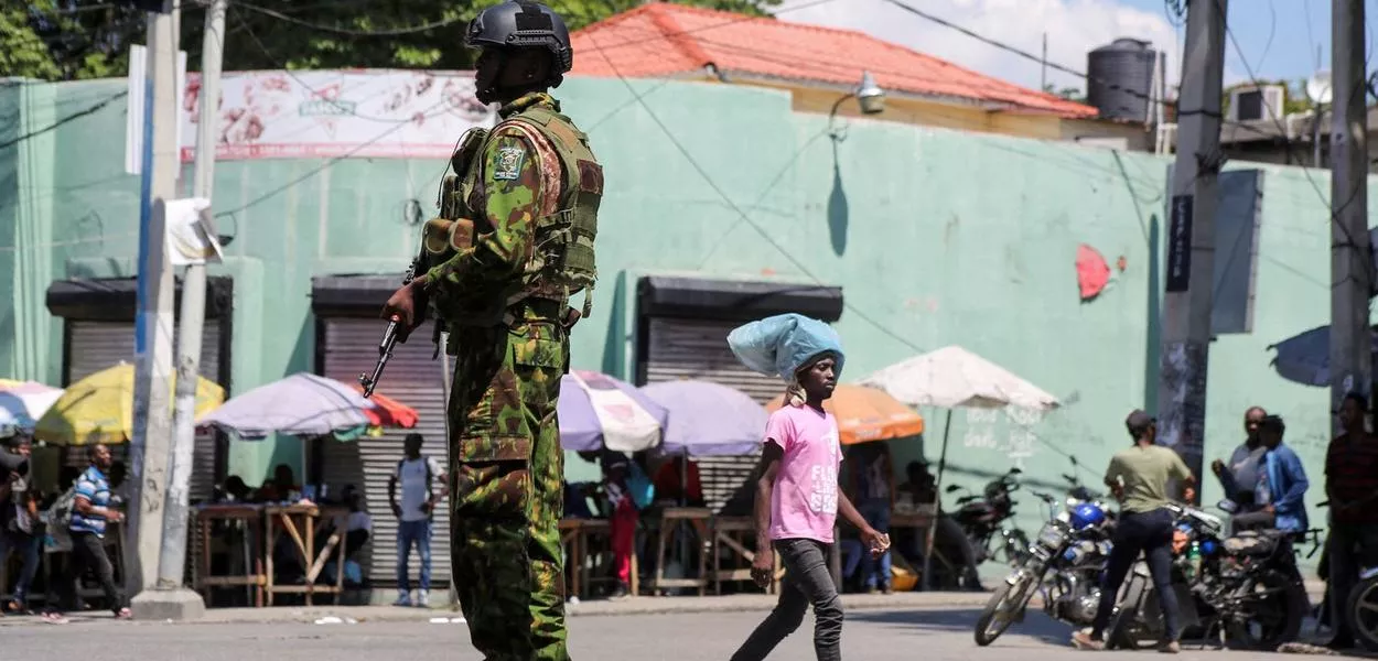 Patrulha policial queniana em Porto Príncipe, Haiti - 03/10/2024