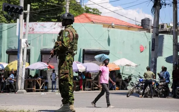 Patrulha policial queniana em Porto Príncipe, Haiti
03/10/2024
REUTERS/Jean Feguens Regala