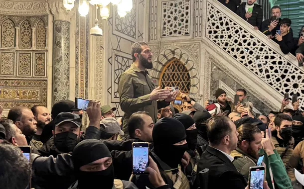 Abu Mohammed al-Golani fala para uma multidão na Mesquita Ummayad, em Damasco