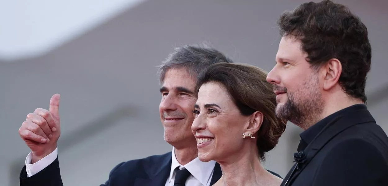 Diretor Walter Salles ao lado de Fernanda Torres e Selton Mello antes de exibição do filme "Ainda Estou Aqui" no Festival de Cinema de Veneza - 01/09/2024