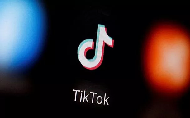 Logo do TikTok logo em um celular
06/01/2020
