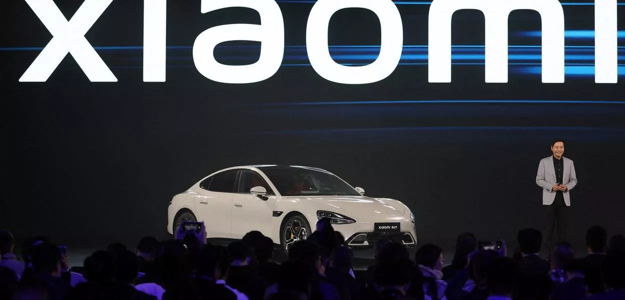 Fundador e CEO da Xiaomi, Lei Jun, com o primeiro veículo elétrico SU7 da Xiaomi, em um evento em Pequim, China
28/12/2023
