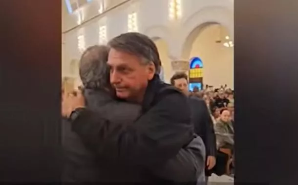 Bolsonaro participa da missa de 7º dia da mãe de Valdemar Costa Neto