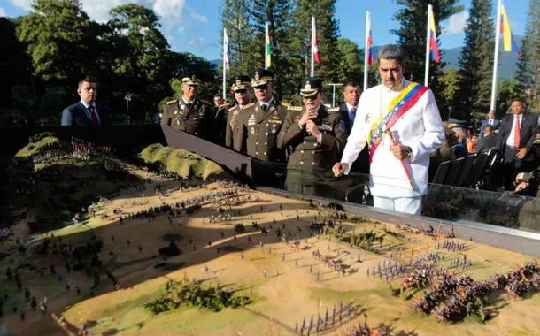 Maduro observa maquete da Batalha de Ayacucho