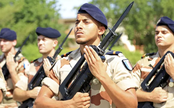 Soldados franceses em posição de sentido durante um exercício matinal na base militar francesa na capital do Chade, N'Djamena, 26 de outubro de 2014